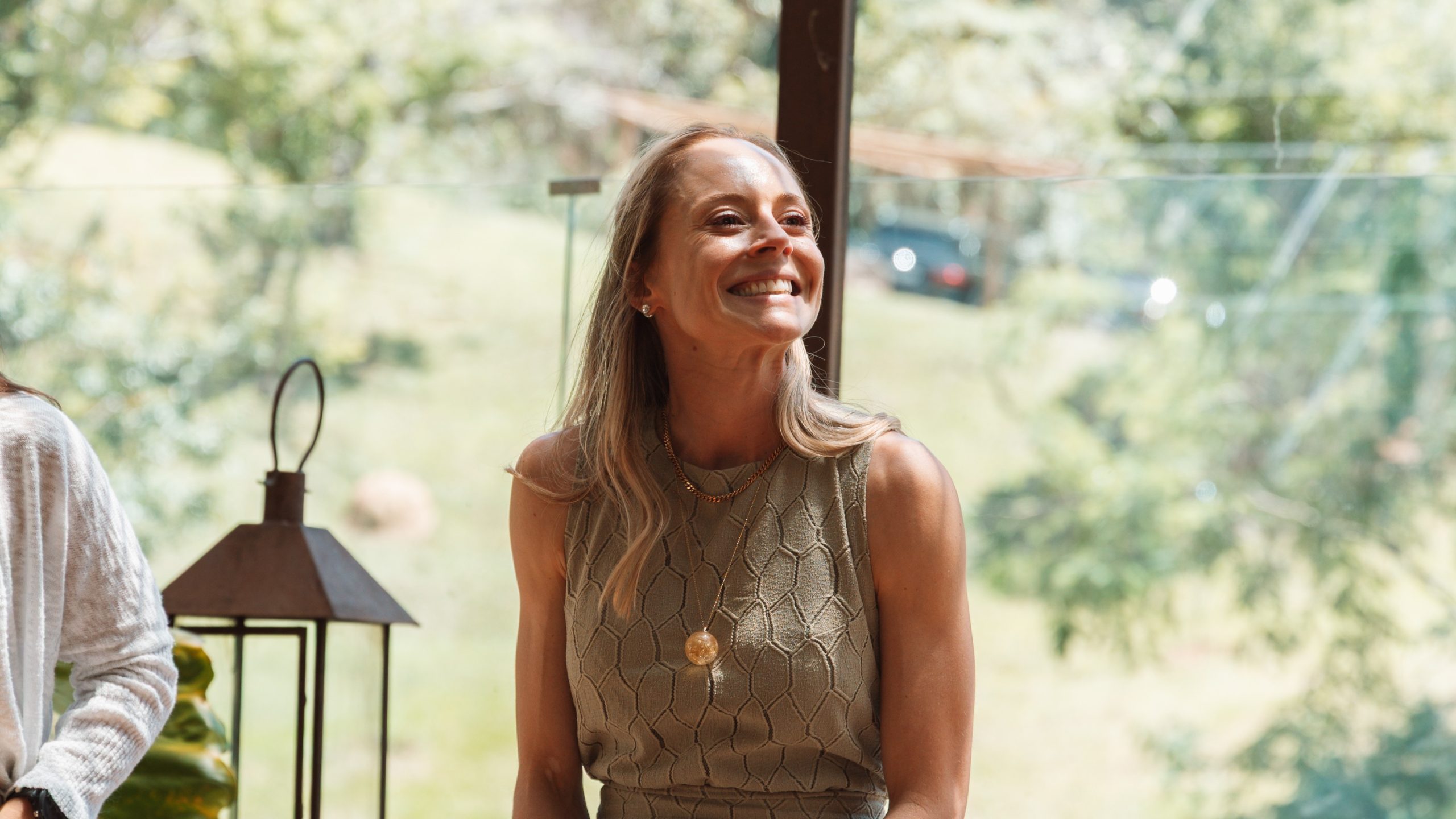 Raíssa rossi, wellness expert and cold exposure pioneer, smiling during an indoor session.